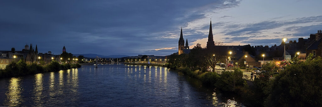 Inverness bei Nacht von der einer Brücke mit Blick Richtung Meer